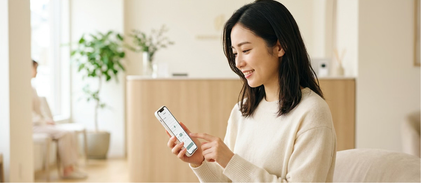 電話で問い合わせる女性
